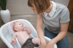 Angelcare Fit Roze Badzitje AC-ST02-PK 12 Angelcare Fit Roze Badzitje AC-ST02-PK -Baby Producten Winkel Angelcare Fit Roze Badzitje AC ST02 PK Sfeerbeeld