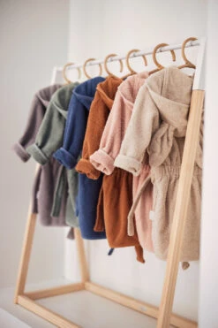 Jollein Pale Pink 1-2jr Badjas 060-808-00090 -Baby Producten Winkel Sfeerfoto Badjas Jollein 2