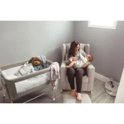 Babygo Goodnight Grey Wieg 4361 -Baby Producten Winkel babygo goodnight wieg aan bed sfeer 3