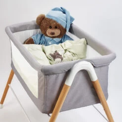 Babygo Goodnight Beige Wieg 4362 -Baby Producten Winkel babygo goodnight wieg aan bed sfeer 4 1