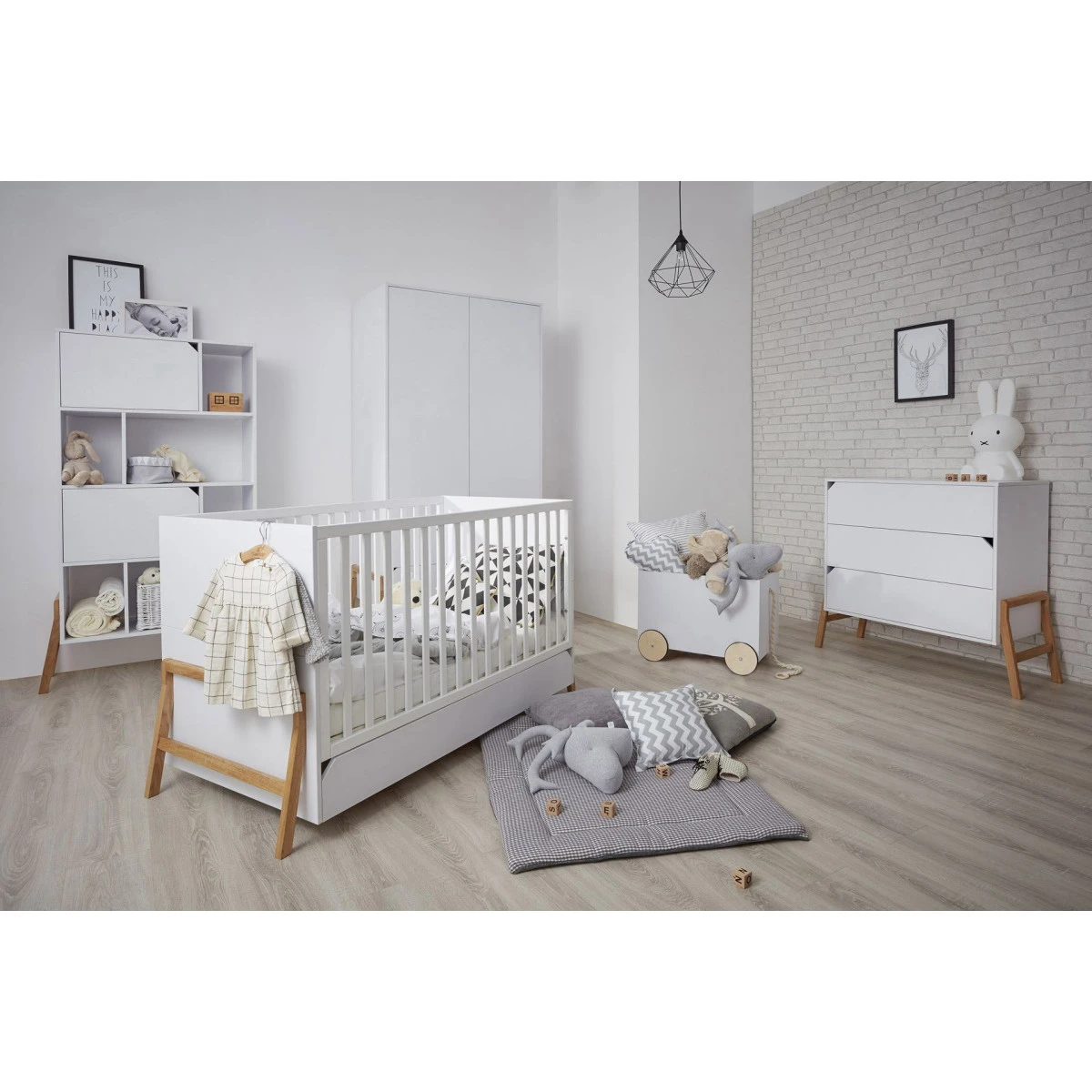Bellamy Lotta Snow Babykamer: Ledikant/Juniorbed, Commode En 2-Deurskast 3 Bellamy Lotta Snow Babykamer: Ledikant/Juniorbed, Commode En 2-Deurskast