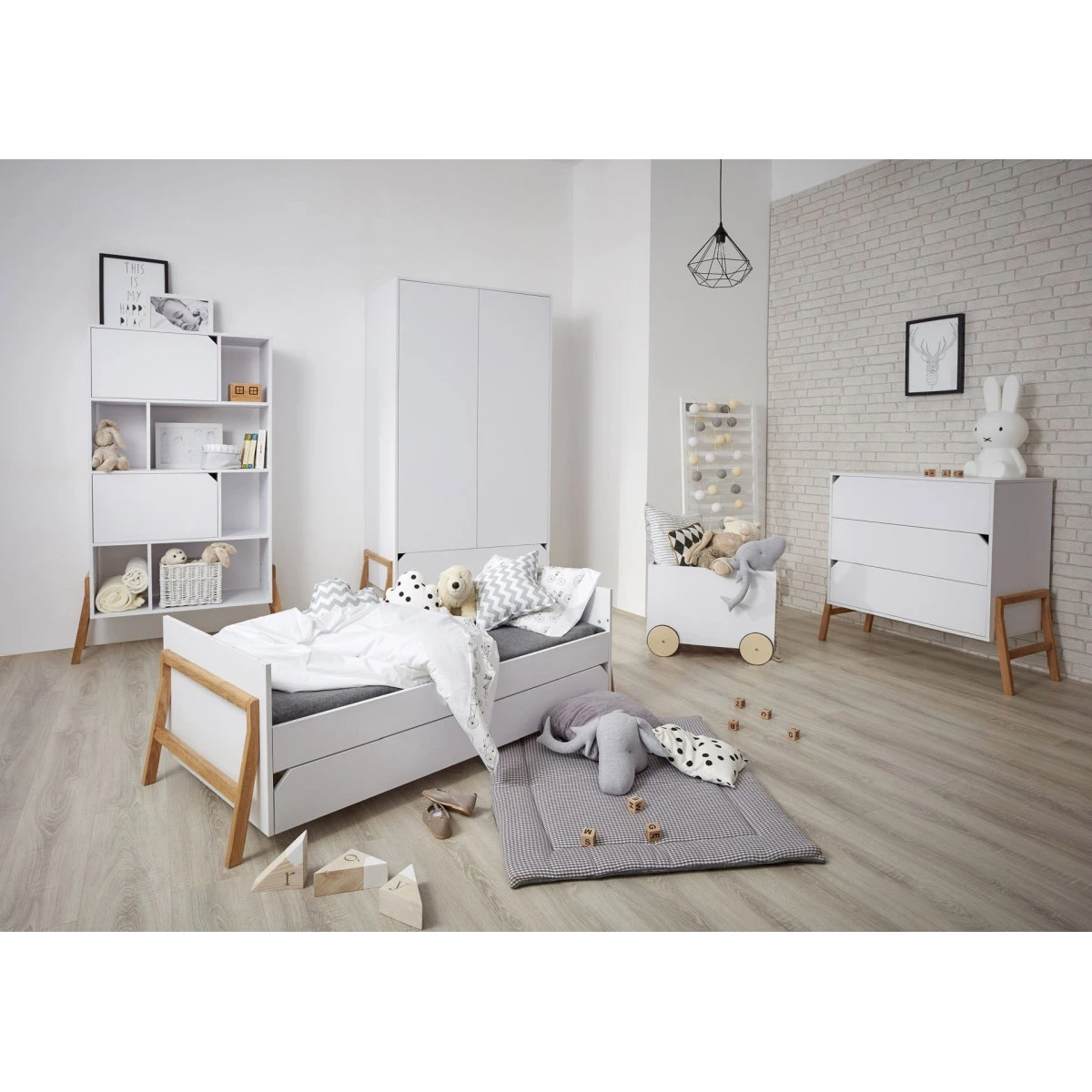 Bellamy Lotta Snow Babykamer: Ledikant/Juniorbed, Commode En 2-Deurskast 18 Bellamy Lotta Snow Babykamer: Ledikant/Juniorbed, Commode En 2-Deurskast - Afbeelding 16