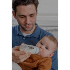 Bibs Blush 110 Ml Glazen Fles 5013244 21 Bibs Blush 110 Ml Glazen Fles 5013244 -Baby Producten Winkel bibs ss22 babyglassbottle lifestyle model 17 3