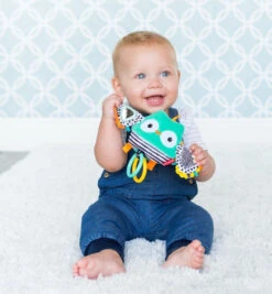 Infantino Flutter & Jitter Uil Buggyspeeltje BK-216320 8 Infantino Flutter & Jitter Uil Buggyspeeltje BK-216320 -Baby Producten Winkel infantino flutter jitter uil buggyspeeltje bk 216320 1 1920x1920