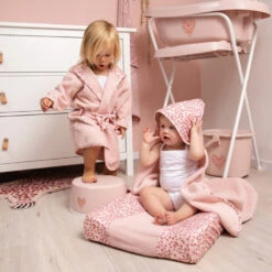 Bébé-jou Bebe-Jou Leopard Pink Badcape 3010123 -Baby Producten Winkel leopard pink mood 51