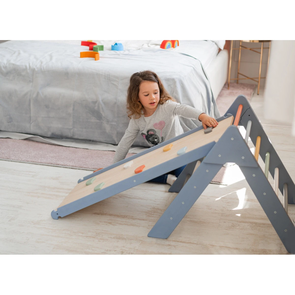 Luna Toys Colorful Grijs/Roze Houten Klimrek Met Glijbaan LU-00544 - Afbeelding 3