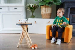 Ding Jamie Velvet Okergeel Kinderfauteuil DI-34201 -Baby Producten Winkel mamaloes ding jamie 02