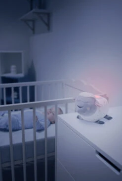 Badabulle Schaapje Lulu Muzikaal Projectie Nachtlampje B015007 -Baby Producten Winkel sfeerfoto schaapje